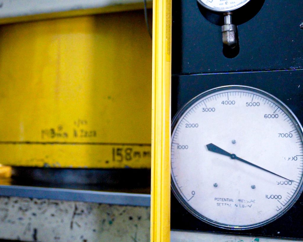 pressure gauge for hydroform deep drawing press